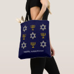 Bolsa Tote Modern HAPPY HANUKKAH<br><div class="desc">Saco de tote HANUKKAH moderno, com texto PERSONALIZÁVEL, mostrando dourado falso e estrela prateada de DAVID e MENORAH. O texto lê HAPPY HANUKKAH com um nome de marcador de posição e é PERSONALIZÁVEL, para que você possa PERSONALIZÁ-lo adicionando seu nome ou outro texto. Ideal para comemorações de Chanucá, e com...</div>