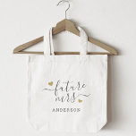 Bolsa Tote Moderno Script Dourado Corações Futuro Sra.<br><div class="desc">Saco de presente de noivado personalizado com a "futura Sra." e o seu nome de família personalizado na caligrafia moderna de na moda com design de corações de ouro.</div>