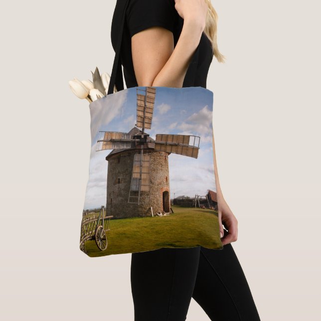 Bolsa Tote Moinho de vento em campo verde e nuvens brancas e  (Close Up)