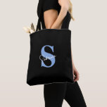 Bolsa Tote Monograma Azul Minimalista Moderno Personalizado<br><div class="desc">Esta bolsa preta moderna, elegante e minimalista é o acessório personalizado perfeito para noivas e damas de honra. Com um monograma macio em azul de centáurea com a inicial do primeiro nome e o primeiro nome em letra cursiva branca, combina sofisticação e praticidade, ideal para os itens essenciais do dia...</div>