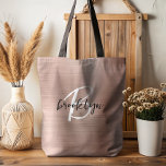 Bolsa Tote Monograma branco preto branco com Rosa de vidro Do<br><div class="desc">Esta elegante bolsa personalizada de tote apresenta um monograma e primeiro nome em um roteiro preto e branco moderno sobre um fundo de metal escovado rosa dourado de vidro.</div>