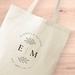 Bolsa Tote Monograma Chic Simples e Elegante de Casamento<br><div class="desc">Composto de simples quadros revestidos de hetero com script cursivo clássico e tipografia serif. Esses elementos são simples,  eternos e clássicos. Este foi projetado pelo White Paper Birch Co. exclusivo para Zazzle. Disponível aqui: http://www.zazzle.com/store/whitepaperbirch</div>