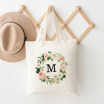 Bolsa Tote Monograma de Blush Elegante e Floral Branco<br><div class="desc">Acelere o seu jogo de bolsa com as nossas malas de tote personalizadas do na moda Blush Floral. O saco elegante apresenta seu monograma personalizado ou inicial rodeado por uma coroa de flores cor-de-água, rosa e brancas, elogiadas por verde-luxuoso. As malas florais são perfeitas para a noiva, madrinha de casamento,...</div>