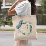 Bolsa Tote Monograma de Casamento Floral de Peacock Tropical<br><div class="desc">Saco de tote de casamento do tema Peacock com um belo pavão,  flores e folhas tropicais. Personalize-o com o seu próprio monograma,  noiva e noiva e a data do casamento.</div>
