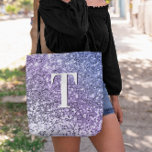 Bolsa Tote Monograma De Mão Roxo<br><div class="desc">Um monograma moderno, em solteiro, de dupla camada, em branco, com uma sombra negra. O tamanho, a cor e o estilo da fonte são personalizáveis. O fundo é uma lavanda falsa, um cinturão de gradiente roxo e periwinkle com manchas cintilantes ou um manto indefinido. Mova ou exclua os gráficos pequenos...</div>