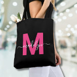 Bolsa Tote Monograma de Nome com Letra Inicial em Rosa Vibran<br><div class="desc">Bolsa de mão com monograma de nome em letra cursiva moderna e elegante, preta e magenta rosa choque. Adicione um toque de diversão e glamour ao seu estilo diário com esta bolsa de mão chique. Com uma inicial magenta rosa choque em negrito centrada em um fundo preto nítido e um...</div>