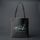 Bolsa Tote Monograma de Nome de Letra Azul Turquesa Feminino<br><div class="desc">Personalize sua linda bolsa de compras preta com monograma da moda! O texto abaixo pode ser personalizado para a frase de sua preferência ou até mesmo seu nome completo; você também pode excluí-lo se preferir. Se precisar de ajuda, por favor nos avise em belytaliarecipes@gmail.com, e ficaremos felizes em ajudá-lo. ©...</div>