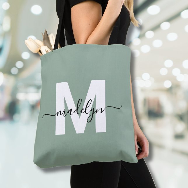 Bolsa Tote Monograma de Nome em Letra Moderna na Cor Verde Sa (Sage Green Modern Script Name Monogram Tote Bag)