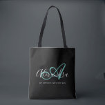 Bolsa Tote Monograma de Nome em Script Preto Chic Verde Turqu<br><div class="desc">Personalize sua linda bolsa de compras preta com monograma da moda! O texto abaixo pode ser personalizado de acordo com a frase de sua preferência ou até mesmo seu nome completo; você também pode excluí-lo se preferir. Se precisar de ajuda, por favor nos avise em belytaliarecipes@gmail.com, e teremos prazer em...</div>