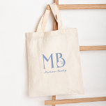 Bolsa Tote Monograma Decorativo Tipografia Dusty Blue<br><div class="desc">Um saco de tote moderno e elegante desenhado com um monograma tipográfico decorativo e uma fonte serif clássica.</div>