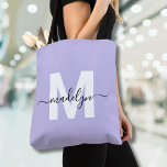 Bolsa Tote Monograma do Nome do Script Elegante Roxo<br><div class="desc">Girly Light Purple e White Trendy Modern Script Name Monograma Tote Bag. Adicione um toque suave e feminino ao seu estilo do dia a dia com este saco de tote chic e lúdico. Apresentando um fundo roxo claro e uma inicial branca em negrito (sem brilho ou folha), combinada com um...</div>