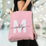 Bolsa Tote Monograma do Nome Elegante do Script Cor-de-Rosa E<br><div class="desc">Tote Bag (Tote) Monograma com Nome de Script Moderno de Tendência Moderna, Rosa e Branco, Blush, personalizado Girly Blush. Adicione um toque suave e feminino ao seu estilo do dia a dia com este saco de tote chic e lúdico. Apresentando um fundo cor-de-rosa pincelado e uma inicial branca ousada (sem...</div>