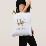 Bolsa Tote Monograma Dourado e elegante, personalizado entre<br><div class="desc">Branca Moderna Elegante Simples e Dourada Monograma Nome Inicial Script de Assinatura Personalizado Tote Bag. Este design com seu primeiro nome em uma tipografia de fontes (ou caligrafia) com estilo simples, escrito à mão bonito, com o nome inicial e familiar do monograma ou o nome do cheio em ouro e...</div>