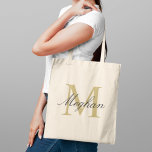 Bolsa Tote Monograma Dourado Preto Personalizado Moderno Eleg<br><div class="desc">Um saco de tote moderno e elegante apresenta um simples e mínimo design de ouro personalizado e preto (as cores podem ser modificadas) personalizado, que pode ser personalizado com um nome e um nome iniciais no script. Presente perfeito para a sua festa de casamento - madrinha de casamento, damas de...</div>