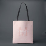Bolsa Tote Monograma e nome da Bridesmaid Personalizada<br><div class="desc">Adicione um toque pessoal ao seu casamento com o monograma personalizado da dama de honra e o presente de nome. Este design apresenta o nome da dama de honra personalizada com o título e a data do casamento em branco e monograma em cor-de-rosa-pincel como fundo, no estilo clássico da fonte...</div>
