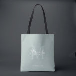 Bolsa Tote Monograma e nome da Bridesmaid Personalizada<br><div class="desc">Os presentes personalizados de Bridesmaids apresentam o nome personalizado da dama de Bridesmaid no estilo de fonte do script clássico branco e o monograma no estilo de fonte clássico sage green clássico de serif como fundo com título e data de casamento no estilo de fonte clássico de serif branca em...</div>