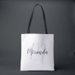 Bolsa Tote Monograma e Nome Personalizados de Script Moderno<br><div class="desc">Monograma Personalizado e Presente de Nome com nome personalizado no estilo de fonte do script moderno da cinza e monograma no estilo de fonte do script moderno da cinza clara como fundo em fundo branco. Perfeito como presente de feriado, favores de reunião familiar, obrigado seu presente para madrinhas e presente...</div>