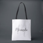 Bolsa Tote Monograma e Nome Personalizados de Script Moderno<br><div class="desc">Monograma Personalizado e Presente de Nome com nome personalizado no estilo de fonte do script moderno da cinza e monograma no estilo de fonte do script moderno da cinza clara como fundo em fundo branco. Perfeito como presente de feriado, favores de reunião familiar, obrigado seu presente para madrinhas e presente...</div>