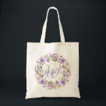 Bolsa Tote Monograma Floral Roxo para Damas de Honra<br><div class="desc">Lindo e feminino padrão floral roxo e branco. A frente apresenta uma guirlanda floral rústica com seu nome em letras maiúsculas roxas escuras. O monograma do seu sobrenome está em script itálico cinza claro. A parte de trás ostenta um padrão floral geral.</div>