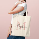 Bolsa Tote Monograma Inicial e Nome Moderno em Dourado Rosa<br><div class="desc">Elegante e feminino, este tote apresenta um grande monograma inicial em dourado rosa com um nome personalizado em script escuro fluído. Um design de monograma versátil que faz um lindo presente de proposta para madrinhas, presente de aniversário ou acessório diário para qualquer mulher que aprecia estilo refinado. O inicial e...</div>
