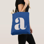 Bolsa Tote Monograma Inicial Retro Azul Cobalto Moderno e Ous<br><div class="desc">Uma bolsa tote ousada e contemporânea com um fundo azul profundo e uma letra minúscula branca marcante em tipografia moderna. Perfeita para uso diário, compras, trabalho ou como acessório de declaração, este design atraente combina minimalismo com uma estética inspirada no retro. Ideal para amantes da tipografia e aqueles que apreciam...</div>