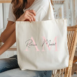 Bolsa Tote "Monograma minimalista, rosa pastel personalizado<br><div class="desc">Elevem seu estilo cotidiano com esta bolsa de tote rosa pastel minimalista monograma personalizada. Projetada com uma estética moderna e limpa, esta bolsa de tote apresenta o seu monograma ou iniciais personalizados, fazer-a exclusivamente sua. Criado a partir de materiais duráveis, é perfeito para o carregando essencial para trabalhar, escola, comprar...</div>