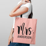 Bolsa Tote Monograma Moderno de Casamento de Script Preto Ros<br><div class="desc">A bolsa personalizada de tote de casamento apresenta um monograma ousado e moderno da sra. script do sobrenome casado da noiva em texto preto na moda com fundo cor-de-rosa. Design de dois lados.</div>