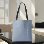 Bolsa Tote Monograma Moderno Minimalista Dusty Blue Elegante<br><div class="desc">Apresentando nossa Coleção Elegante de Monograma Moderno Minimalista e Dusty: Eleve seu estilo com sofisticação e charme de eterno subestimados. Nossa coleção apresenta designs minimalistas em uma matiz azul suja, aperfeiçoada com monogramas elegantes adaptados ao seu gosto pessoal. De papelaria refinada a acessórios versáteis, cada peça da nossa coleção é...</div>