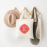 Bolsa Tote Monograma Personalizado Coral<br><div class="desc">Saco de Tote Moderno e Bonito com Nome Personalizado e Monograma Inicial em uma Fronteira de Moldura de Quatrefoil Marroquino Vintage</div>