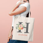 Bolsa Tote Monograma Personalizado Floral Coral Blush<br><div class="desc">O saquinho de tote personalizado elegante apresenta um design de buquê floral de queda esbranquiçada com flores coloridas de água, folhas e verde em tons de rosa-pincel, amarelo-ouro, laranja-coral vermelho e verde. Personalize a cinza escura e o texto vermelho alaranjado com um primeiro nome e inicial. Faz um presente único...</div>