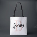 Bolsa Tote Monograma Personalizado Moderno e Nome Pastel Rosa<br><div class="desc">Apresentamos o nosso Monograma Personalizado Moderno e o Nome Pastel Pink Tote Bag, um na moda e acessório funcional para uso cotidiano ou como um presente pensativo. Esta bolsa de tote apresenta um design contemporâneo em rosa pastel suave, personalizado com seu monograma e nome para um toque personalizado. Perfeito para...</div>