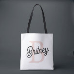Bolsa Tote Monograma Personalizado Moderno e Nome Pastel Rosa<br><div class="desc">Apresentamos o nosso Monograma Personalizado Moderno e o Nome Pastel Pink Tote Bag, um na moda e acessório funcional para uso cotidiano ou como um presente pensativo. Esta bolsa de tote apresenta um design contemporâneo em rosa pastel suave, personalizado com seu monograma e nome para um toque personalizado. Perfeito para...</div>
