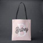 Bolsa Tote Monograma Personalizado Moderno e Nome Rosa Pastel<br><div class="desc">Apresentamos nossa Bolsa Tote Rosa Pastel com Monograma e Nome Personalizados Moderna, um acessório elegante e funcional para uso diário ou como um presente atencioso. Esta bolsa tote apresenta um design contemporâneo em rosa pastel suave, personalizada com seu monograma e nome para um toque personalizado. Perfeita para carregar itens essenciais...</div>