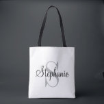 Bolsa Tote Monograma Personalizado Preto Moderno e Elegante<br><div class="desc">A bolsa de tote moderna e elegante apresenta uma simples e mínima cinza personalizada e preto (as cores podem ser modificadas) design de monograma personalizado que pode ser personalizado com um nome e uma inicial no script. Presente perfeito para a senhora especial na sua vida... Mãe, irmã, filha, tia, avó...</div>