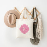 Bolsa Tote Monograma Personalizado Rosa<br><div class="desc">Saco de Tote Moderno e Bonito com Nome Personalizado e Monograma Inicial em uma Fronteira de Moldura de Quatrefoil Marroquino Vintage</div>