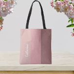 Bolsa Tote Monograma personalizado, tom cor-de-rosa, tipograf<br><div class="desc">Uma bela tipografia de escrita e uma moderna cor rosa dão a esta design uma elegância simples. É um presente ideal para ela, para uma série de ocasiões, incluindo aniversários, graduações, propostas de damas de honra, Dia de as mães e muito mais. Ela vai adorar este presente prático com um...</div>