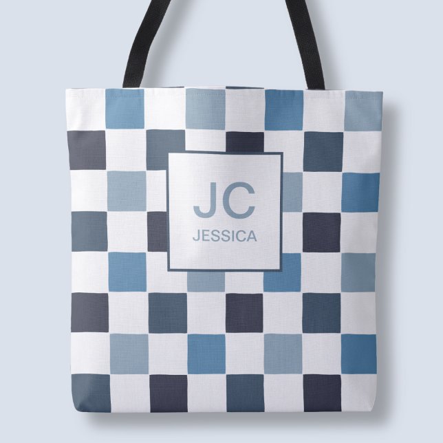 Bolsa Tote Monograma Verificado em Branco Moderno Simples (Monogram Checkered Blue Modern Simple Initals Chic Tote Bag)