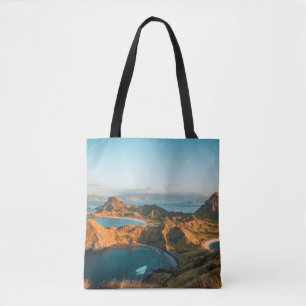 BOLSA TOTE MONTANHA MARINHA AO LADO DO CORPO DE ÁGUA DURANTE