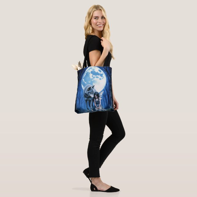 Bolsa Tote Moonlit Bond – The Wolf and the Gothic Fairy.   (No(a) Modelo)
