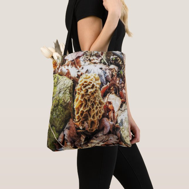Bolsa Tote Morel Mushroom na Natureza (Close Up)