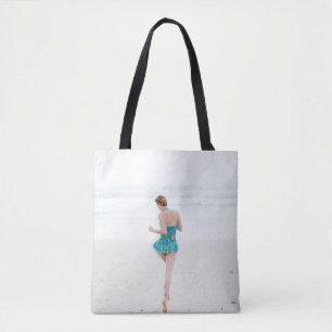 Bolsa Tote Mulher caminhando na praia perto da praia