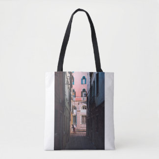 BOLSA TOTE MULHER DE CAMISA BRANCA E CALÇAS NEGRAS CAMINHANDO