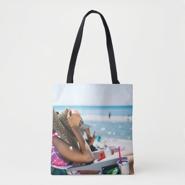 Bolsa Tote Mulher deitada no sol solta cobrindo seu rosto com (Frente)