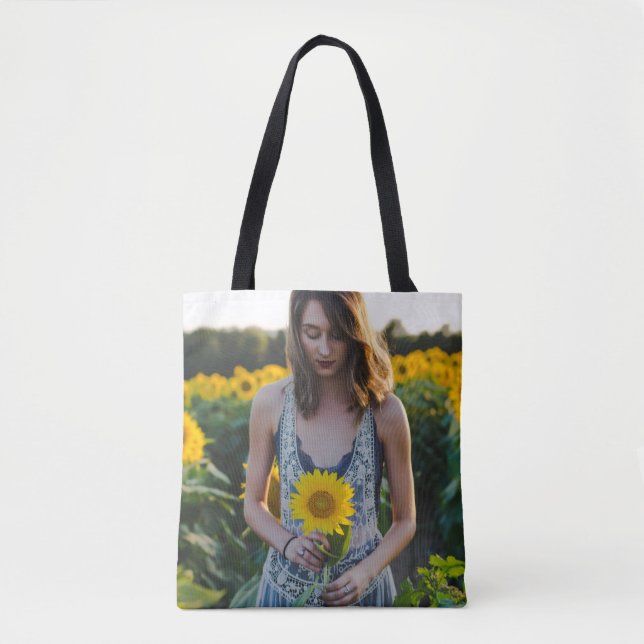 Bolsa Tote Mulher em pé no campo de girassol (Frente)