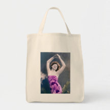 mulher em sarong roxo, braços levantados como se d