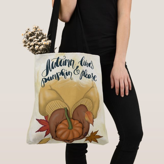 BOLSA TOTE MULHER EM SUÉCIA DOURADA SEGURANDO BOMBA PEQUENO (Close Up)