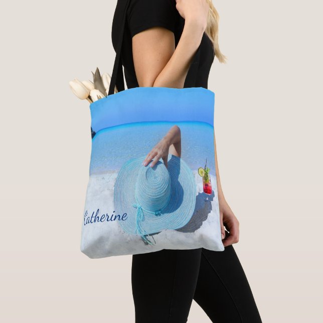Bolsa Tote Mulher Na Praia Com Bebida (Nome Personalizado) (Close Up)