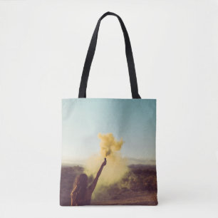 Bolsa Tote Mulher parada no deserto segurando flare