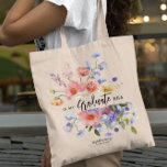 Bolsa Tote Na Era Do Meu Formando | Monograma Floral<br><div class="desc">Ganhaste-o, por que não o mostras! Esta bolsa de tote de formando pode ser personalizada com o seu nome, escola, ano de graduação e até com a(s) sua(s) foto(s). Deixe uma impressão duradoura com esta design personalizada e espantosa. Adicione seu texto personalizado a este design usando as caixas "Editar este...</div>