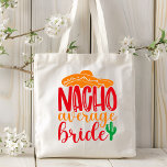 Bolsa Tote Nacho Média Bride Espanhol Sombrero Casamento Engr<br><div class="desc">Nacho Média Bride Espanhol Sombrero Funny Wedding Tote Bags apresenta o texto "Nacho Média Bride" na divertida tipografia moderna tipografia,  acentuada com uma planta sombrero e cacto. Presente perfeito para a noiva para um dia de chá de panela ou casamento. Projetado pelo Evco Studio www.zazzle.com/store/evcostudio</div>